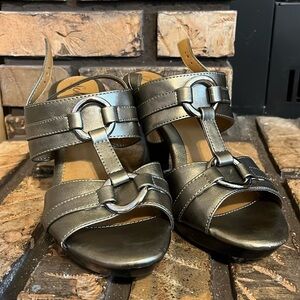 Solos by Softspots Steel Colored Buckle Sandals NWOT ‎ 9.5